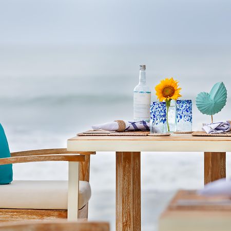 The Seminyak Beach Resort & Spa Esterno foto Beachfront dining at the resort