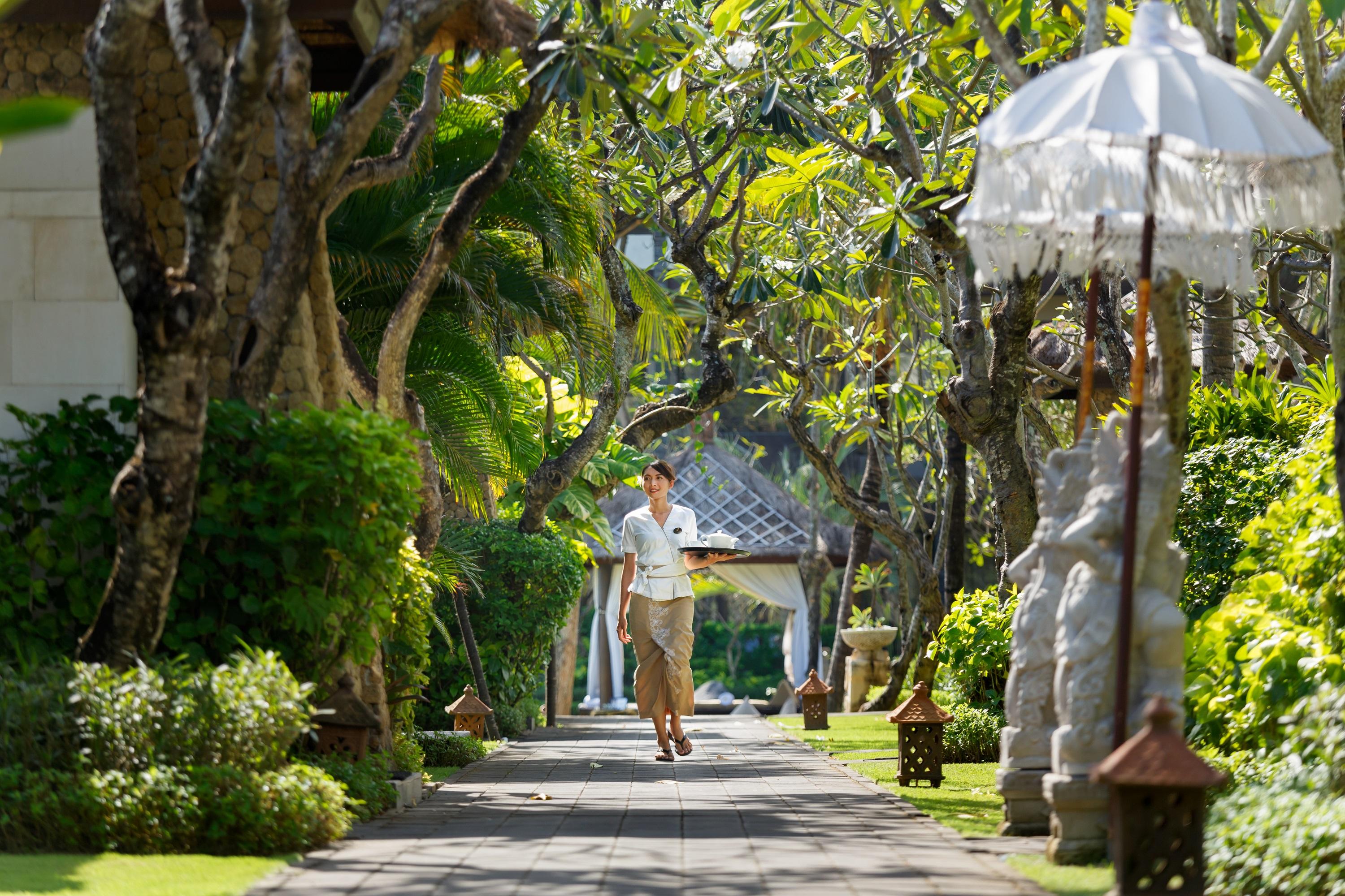 The Seminyak Beach Resort & Spa Esterno foto The path to the lobby
