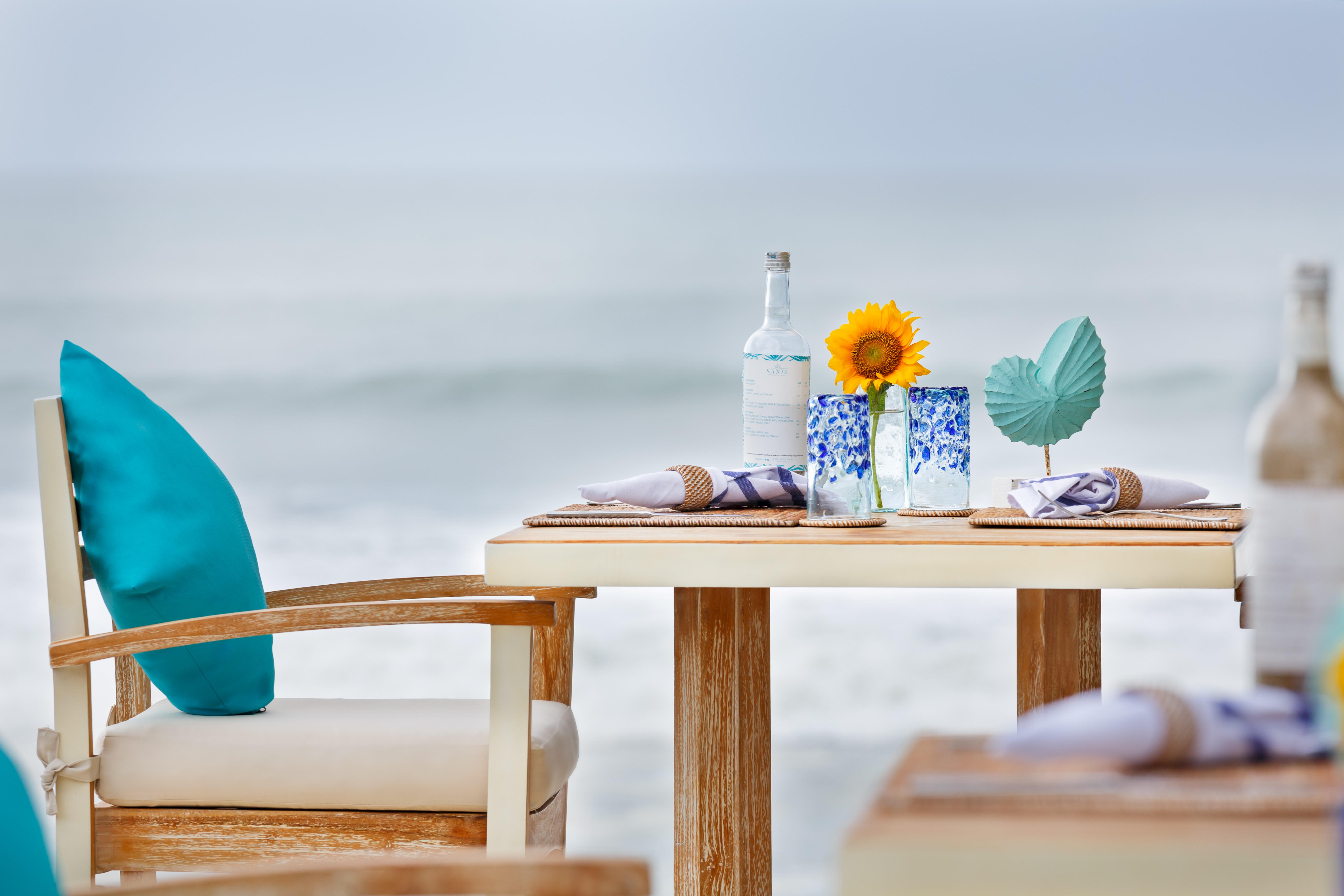The Seminyak Beach Resort & Spa Esterno foto Beachfront dining at the resort