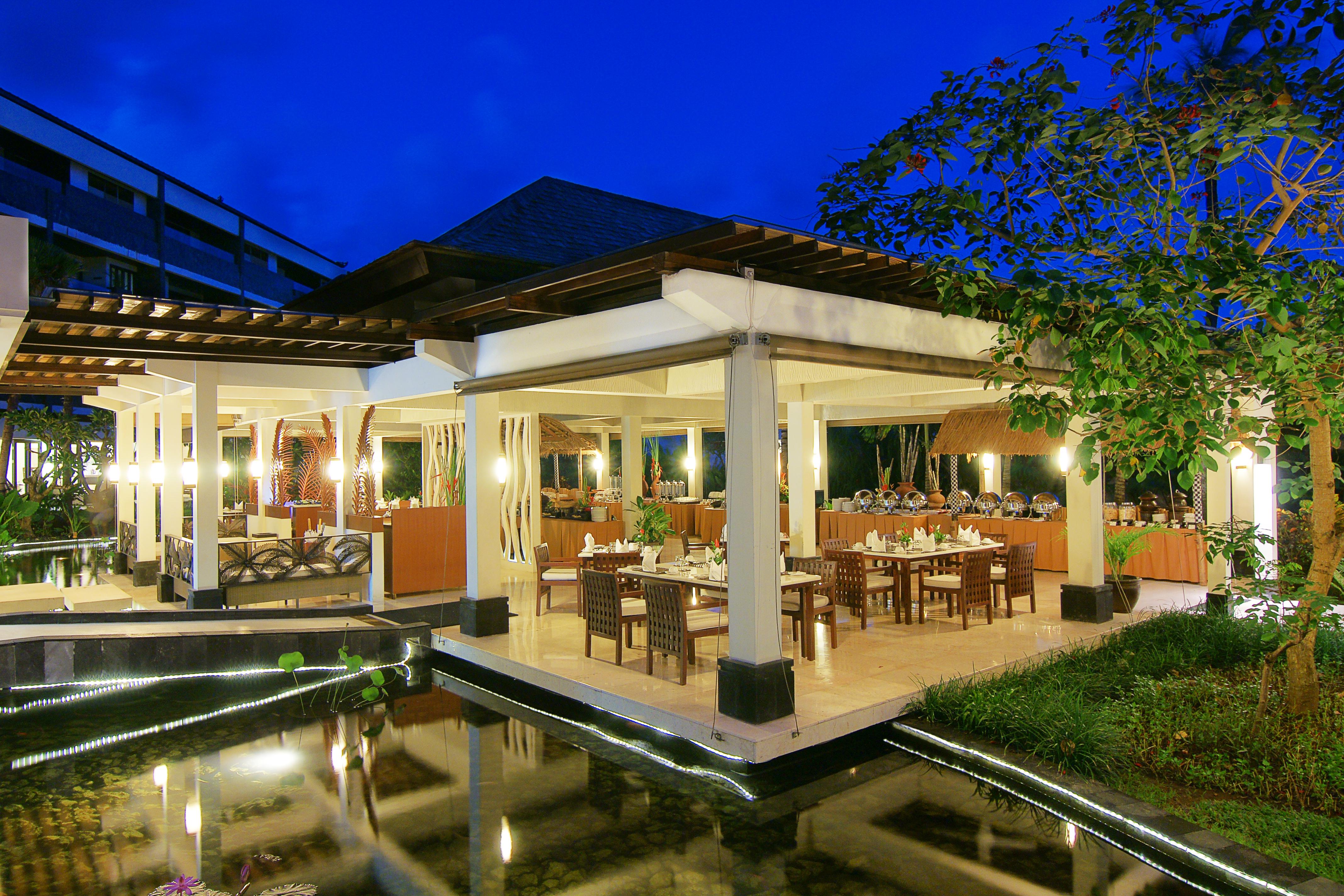 The Seminyak Beach Resort & Spa Esterno foto The restaurant at the hotel