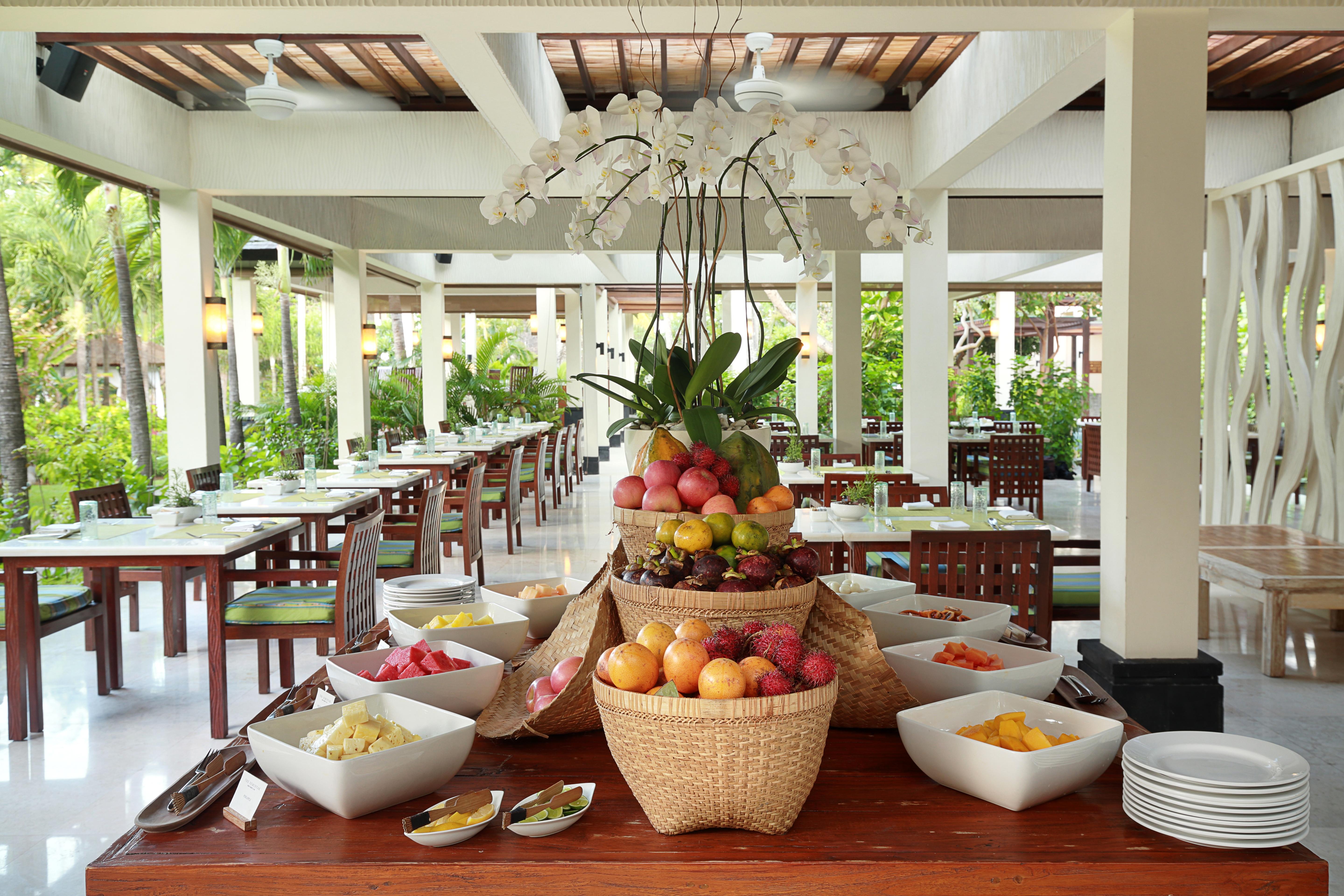 The Seminyak Beach Resort & Spa Esterno foto A buffet at a resort