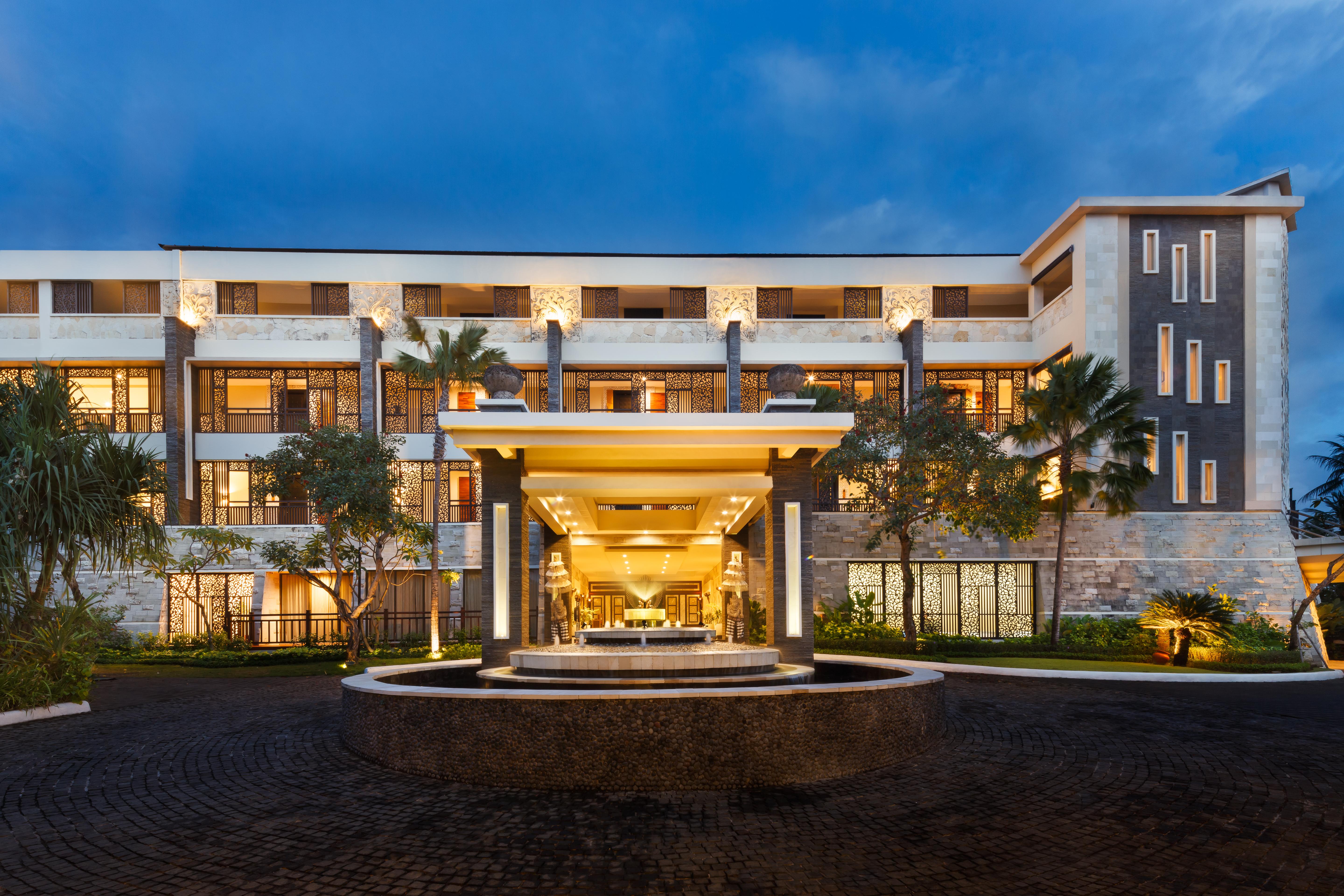 The Seminyak Beach Resort & Spa Esterno foto The hotel's main entrance