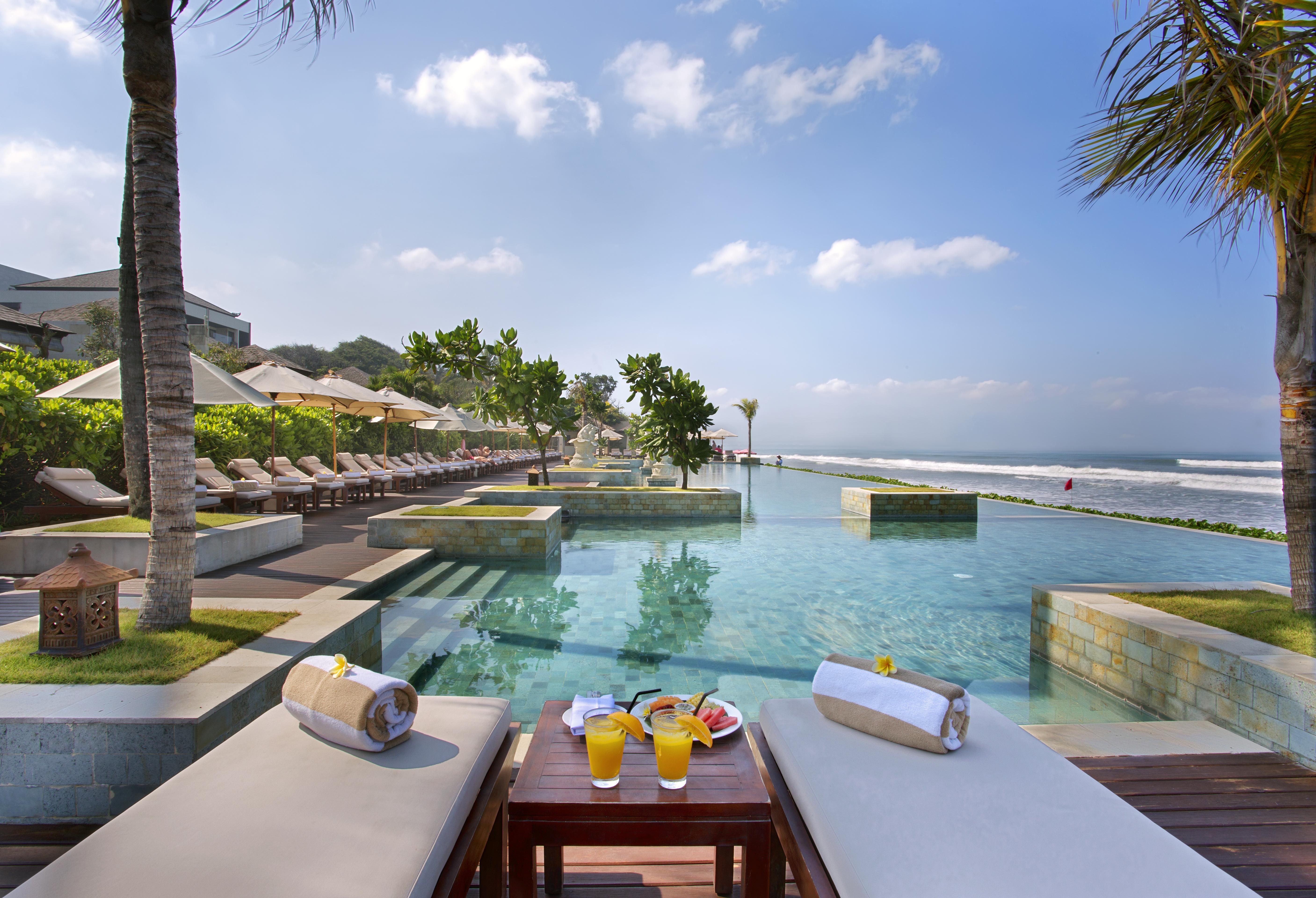 The Seminyak Beach Resort & Spa Esterno foto The swimming pool at the resort