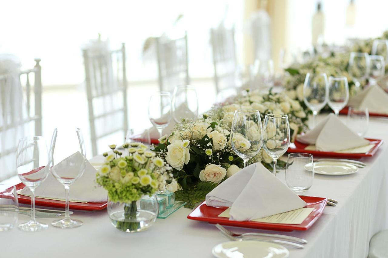 The Seminyak Beach Resort & Spa Esterno foto A table set for a wedding reception