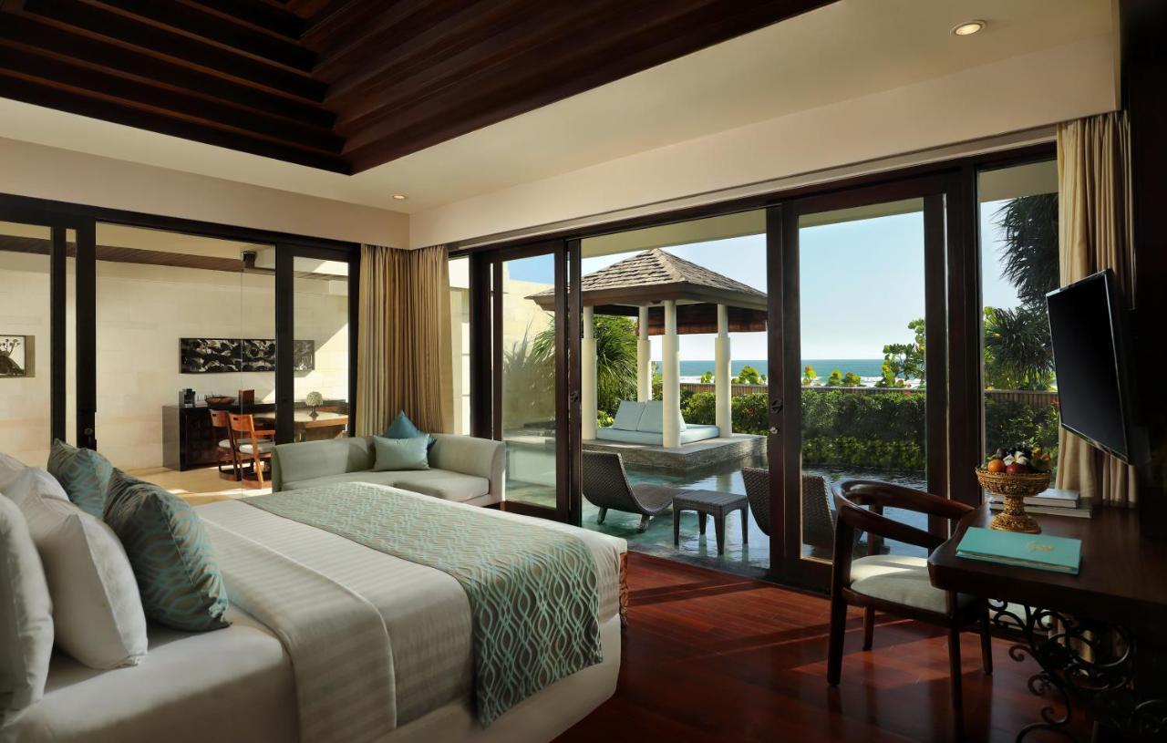 The Seminyak Beach Resort & Spa Esterno foto A bedroom at the resort