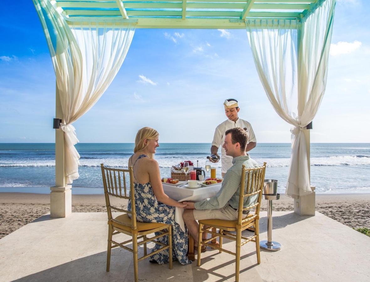 The Seminyak Beach Resort & Spa Esterno foto A couple dining at the beach