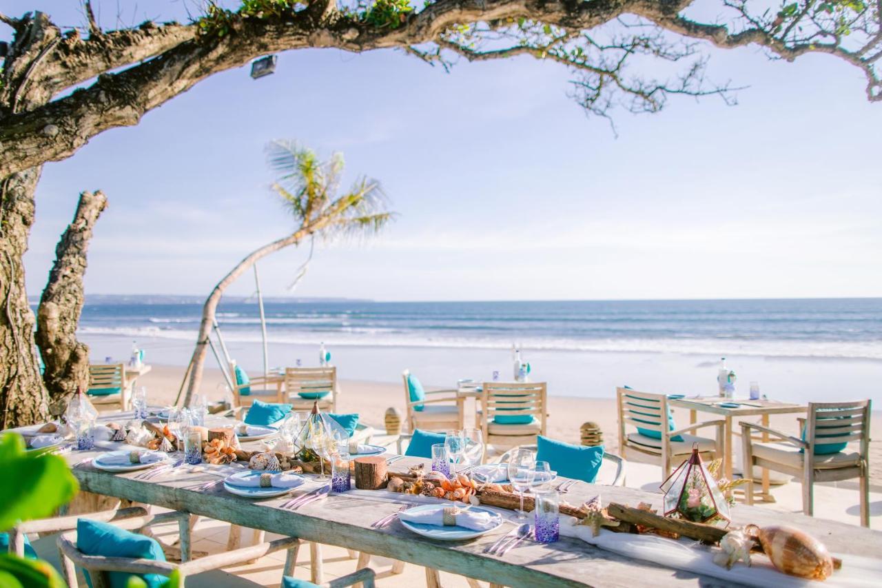 The Seminyak Beach Resort & Spa Esterno foto Beachfront dining at the resort